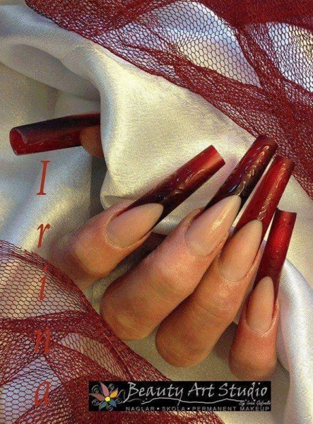 Фото в Испании от PermanentMakeup: рубиновый маникюр