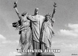 Скульптуры женщин, символизирующих свободу и справедливость