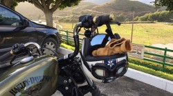 Мотоцикл Harley-Davidson с шлемом и перчатками на сиденье