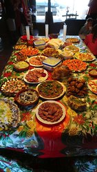 Стол, накрытый разнообразными блюдами и закусками