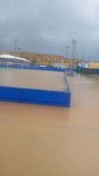 Затопленное футбольное поле с голубыми ограждениями