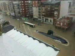 Затопленная улица с подводной лодкой и автобусом