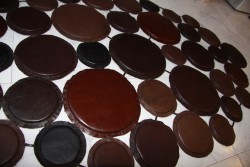 Круглые кожаные элементы разных оттенков на полу