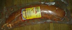 Упаковка колбасы с яркой этикеткой