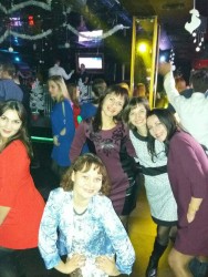 Группа женщин на вечеринке в клубе, танцуют и веселятся