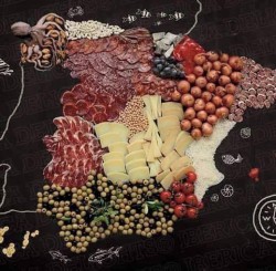 Карта Испании, составленная из различных продуктов питания