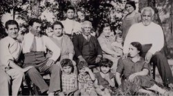 Семейная фотография с несколькими поколениями людей на природе — CostaSpain.net Семейная фотография с несколькими поколениями людей на природе