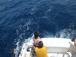 Рыбаки на лодке, ловят рыбу в открытом море