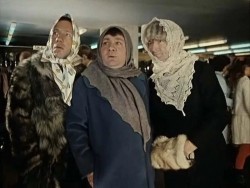 Трое мужчин в женской одежде и платках — CostaSpain.net Трое мужчин в женской одежде и платках