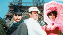 Трое людей на фоне Эйфелевой башни, в ярких костюмах