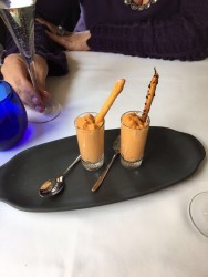 Два маленьких стаканчика с кремом и закусками