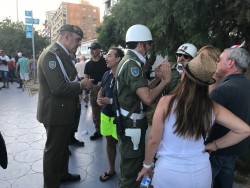 Группа людей общается с полицейскими на улице