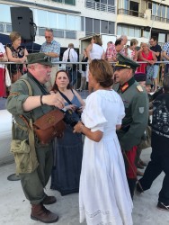 Группа людей в исторических костюмах на мероприятии