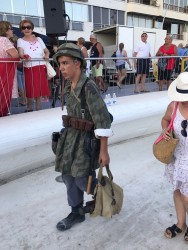 Молодой человек в военной форме с рюкзаком