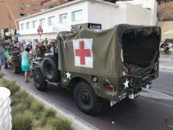 Военный автомобиль с красным крестом на кузове