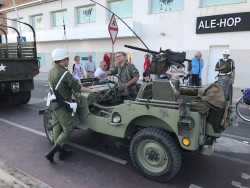 Военные автомобили на улице, люди в форме общаются