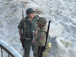 Два человека в военной форме на песчаном пляже