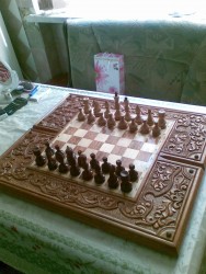 Шахматная доска с фигурами на столе