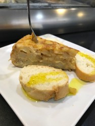 Тортилья с картофелем и хлебом с оливковым маслом