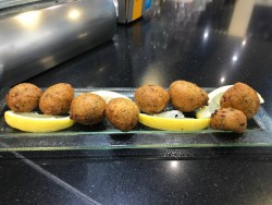 Круглые закуски на тарелке с лимоном