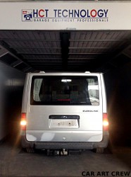 Фургон Ford Euroline в гараже с логотипом HCT Technology