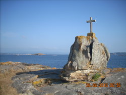 Камень с крестом на берегу моря