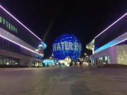 Современное здание с ярким куполом ночью — CostaSpain.net Современное здание с ярким куполом ночью