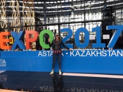 Человек позирует на фоне логотипа Expo 2017 в Астане — CostaSpain.net Человек позирует на фоне логотипа Expo 2017 в Астане