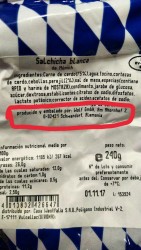 Упаковка белой колбасы с информацией о производителе