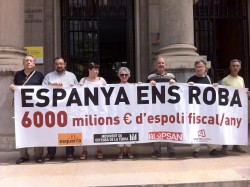 Активисты с баннером на протесте против фискального давления