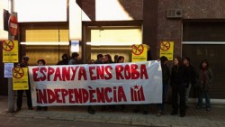 Протест с плакатом о независимости Испании
