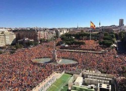 Массовый митинг на площади, люди в оранжевых футболках — CostaSpain.net Массовый митинг на площади, люди в оранжевых футболках