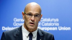Мужчина в очках выступает на пресс-конференции