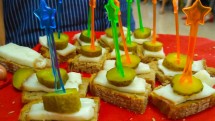Закусочные бутерброды с солеными огурцами и шпажками
