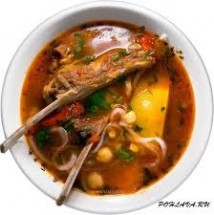 Горячий суп с мясом и овощами в тарелке