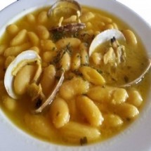 Блюдо с фасолью и моллюсками в соусе