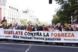 Митинг против бедности с плакатами и лозунгами