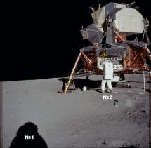 Видим тень от №1 и №2, который достает оборудование. Следов идущих от корабля к №1 много. Это видно и на остальных ракурсах.