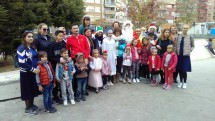 Группа людей на празднике, среди них Дед Мороз и дети — CostaSpain.net Группа людей на празднике, среди них Дед Мороз и дети