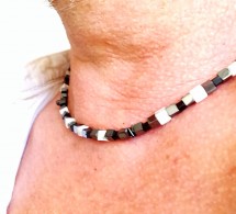 Оригинальное мужское украшение из бусин Hematite и белого Howlite.