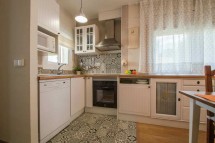 Современная кухня с плиткой и деревянными элементами