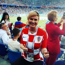 Женщина в футболке Хорватии на стадионе, зрители вокруг