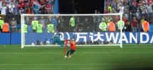 Игрок выполняет пенальти, вратарь прыгает в сторону