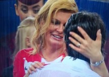 Женщина в красной футболке обнимает мужчину под дождем — CostaSpain.net Женщина в красной футболке обнимает мужчину под дождем