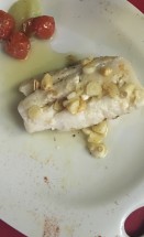 Филе рыбы с чесноком и жареными помидорами