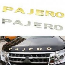 Надписи "PAJERO" на автомобиле и вверху