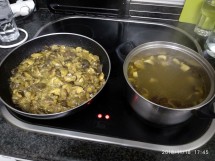 Готовка на кухне: сковорода с мясом и кастрюля с бульоном