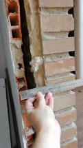 Измерение расстояния между кирпичами с помощью линейки