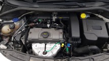 Двигатель автомобиля с видимыми компонентами и проводами