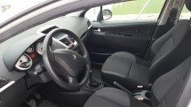 Салон автомобиля с черной обивкой и приборной панелью